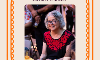 Deborah Escobedo pictured sitting down smiling in a black outfit with red flowers. Text reads Deborah Escobedo, descanse en poder. 